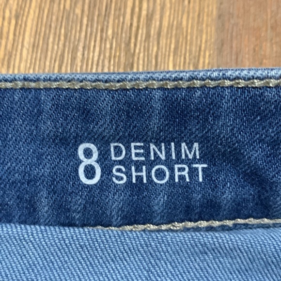 a.n.a - Cuffed 5” Denim Shorts - Size 8 - bleached and distressed medium blue - Picture 5 of 6